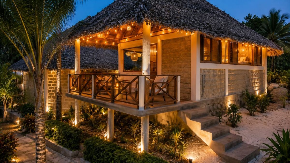 Le bungalow éclairé le soir par une guirlande lumineuse