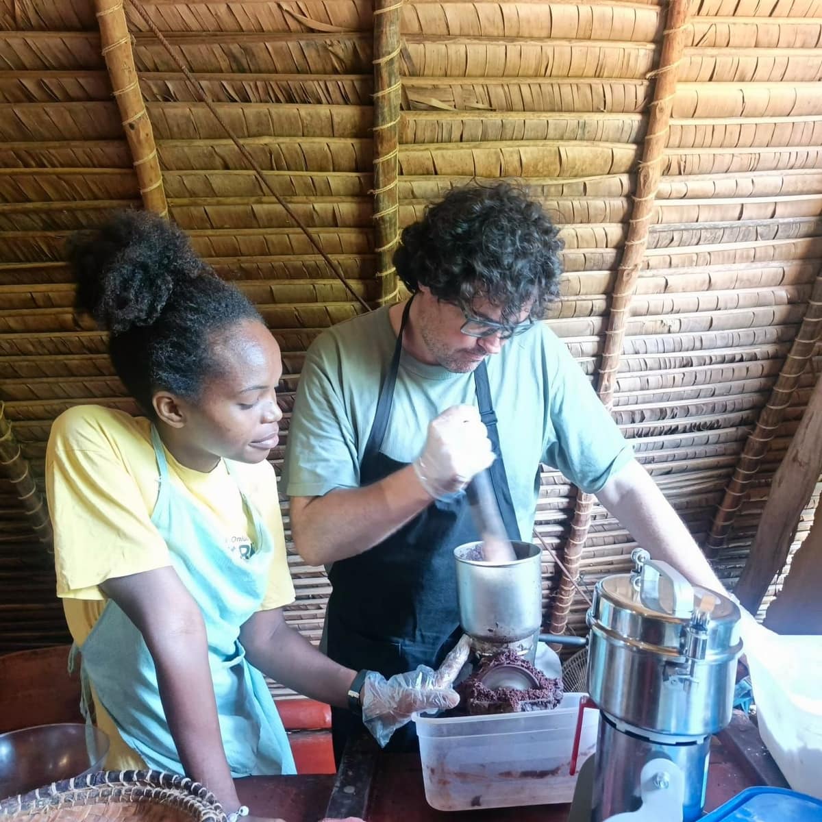 Broyage des éclats de cacao au moulin
