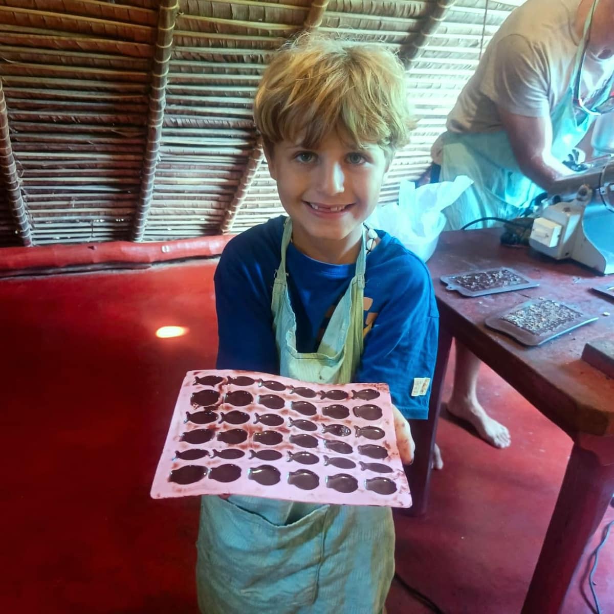 Un enfant présente son moule rempli de chocolat