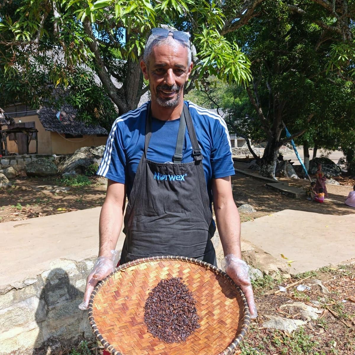 Un participant présente les fèves de cacao