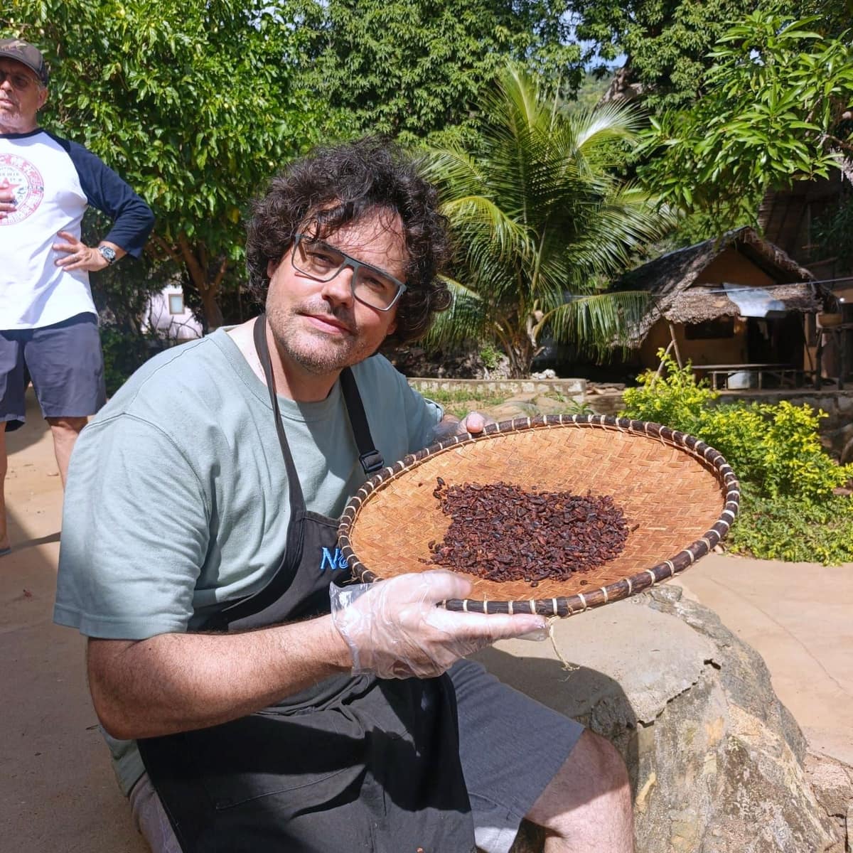 Un participant présente les fèves de cacao triées