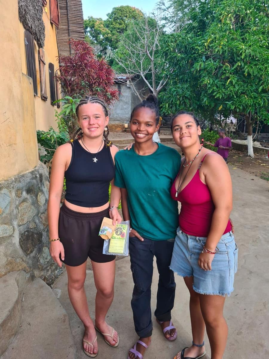 Trois amies posent avec leurs chocolats KokoaKomba