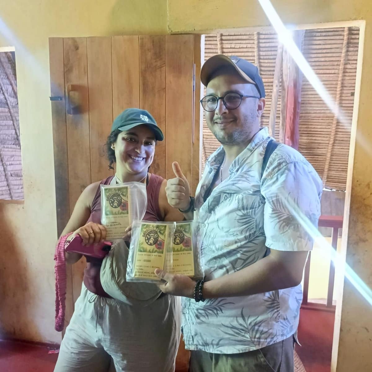 Deux visiteurs montrent leurs tablettes KokoaKomba