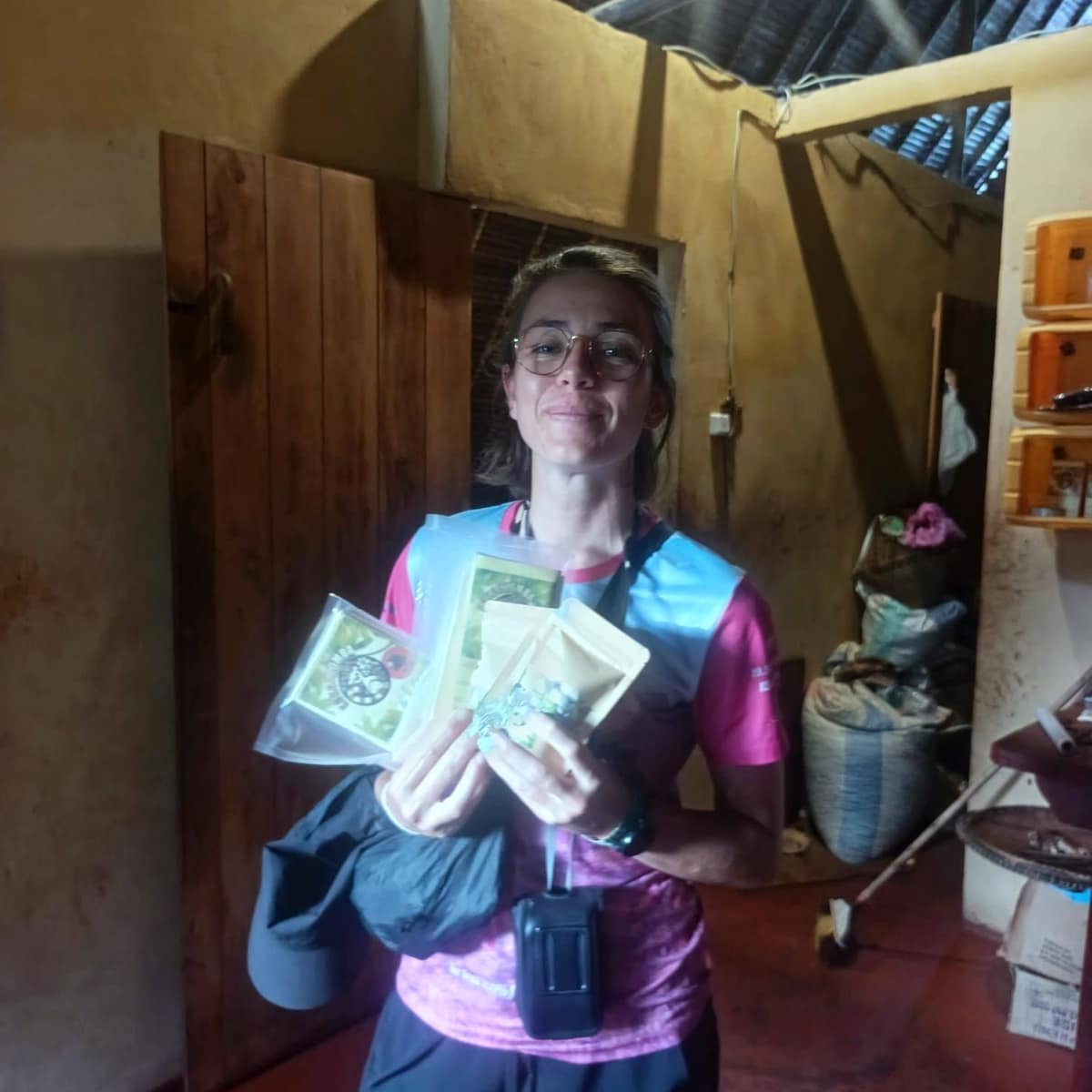 Une participante montre ses tablettes emballées