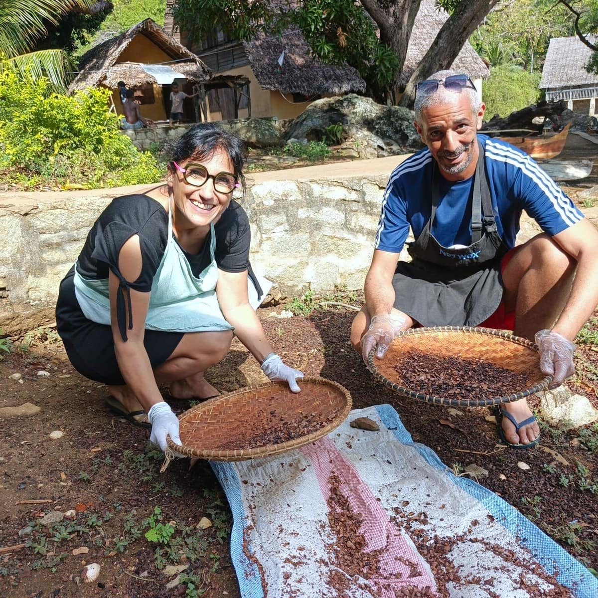 Tri des fèves de cacao sur des vans tressés